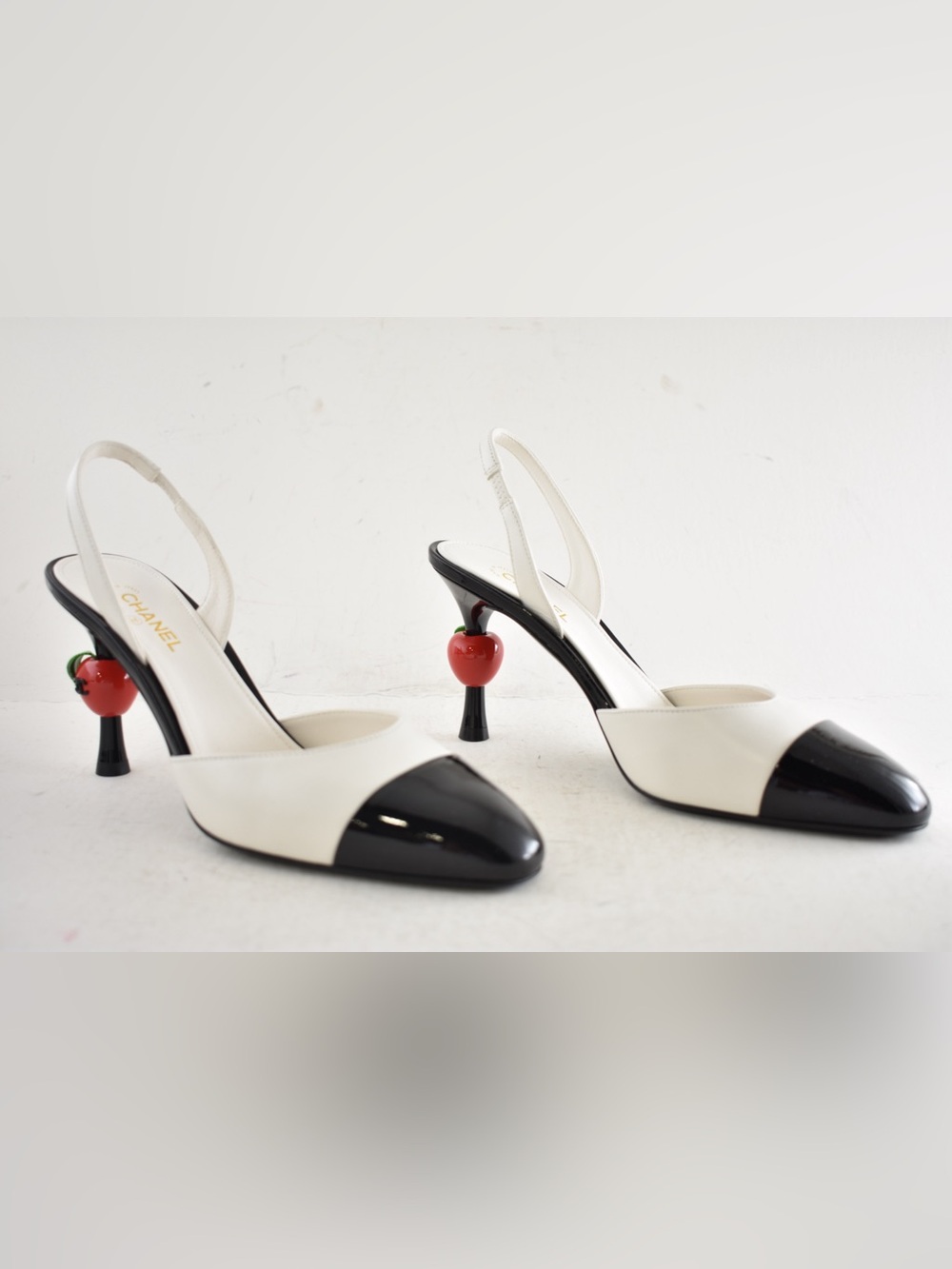 Chanel 26A Metiers Blazy White Black Red Apple Sling CC Slingback Heel Pump 38 - Picture 4 of 16